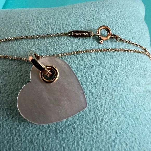 🌸🌸 Authentic Tiffany & Co. 18K Yellow Gold Heart Mother of Pearl Pendant - Picture 4 of 9